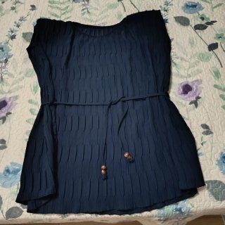 Blusa azul con cinturón
