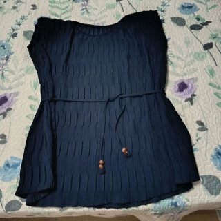 Blusa azul con cinturón