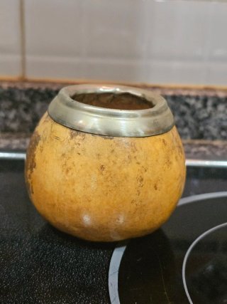 Mate Artesanal de Calabaza Natural con Moneda R.A.