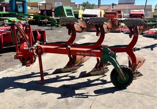 Arado Kverneland de 4 Vertederas