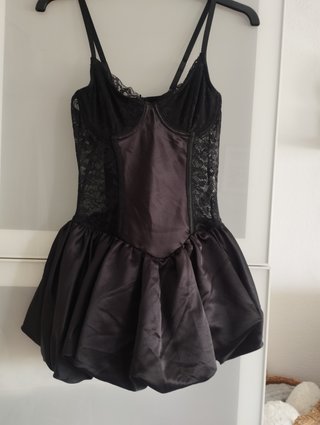 Body de encaje negro con falda abullonada