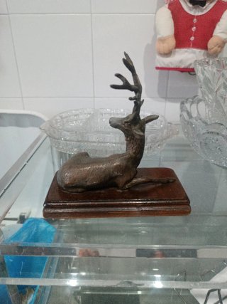 Estatua ciervo bronce peana madera