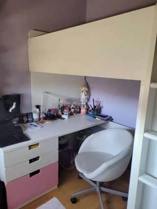 Cama alta IKEA con escritorio y estanterías