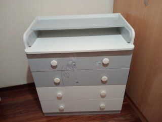 Cambiador de madera con cajones