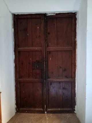 Portón doble antiguo de madera noble.
