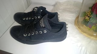 Converse negras con tachuelas