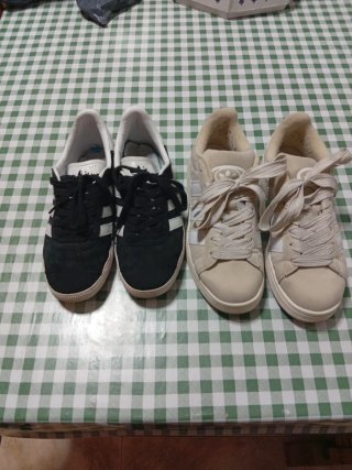 Coppia di scarpe Adidas taglia 40
