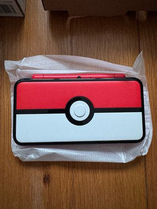 Nintendo 2DS XL Poké Ball Edition