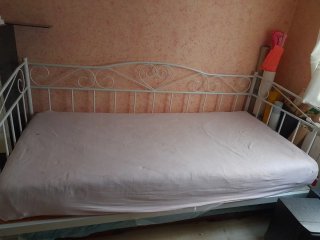 Cama individual de metal blanca