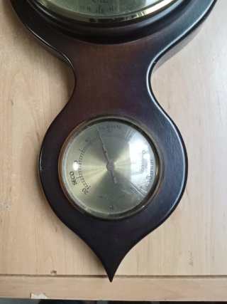 Estación meteorológica antigua con reloj