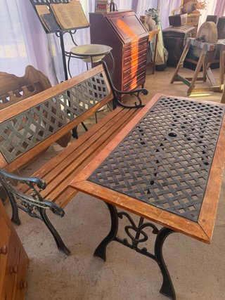 Banco y mesa de hierro y madera