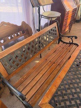 Banco y mesa de hierro y madera
