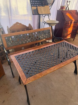Banco y mesa de hierro y madera