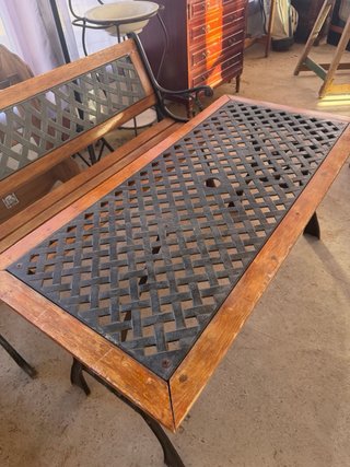 Banco y mesa de hierro y madera