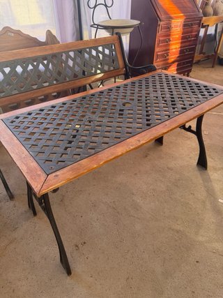 Banco y mesa de hierro y madera