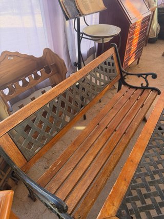 Banco y mesa de hierro y madera