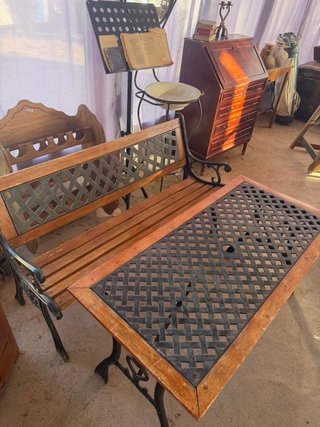 Banco y mesa de hierro y madera