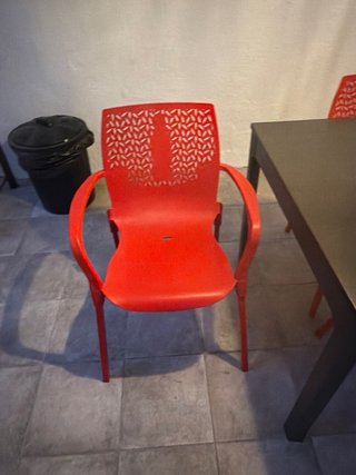 Mesa extensible con 6 sillas rojas