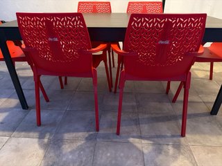 Mesa extensible con 6 sillas rojas