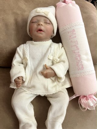 Muñeca Reborn Vinilo + Ropa y cojín de cuna