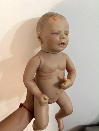 Muñeca Reborn Vinilo + Ropa y cojín de cuna