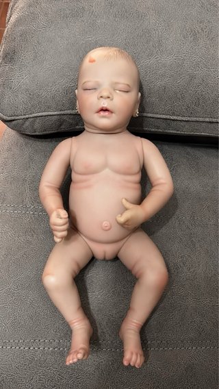 Muñeca Reborn Vinilo + Ropa y cojín de cuna