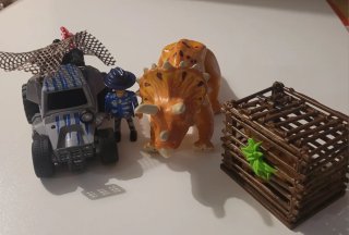 Juguetes: Coche, Figura, Dinosaurio y Jaula