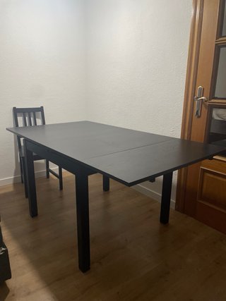 Mesa de comedor negra extensible