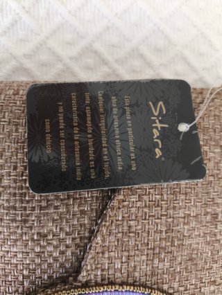 Cartera de mano con pedrería violeta