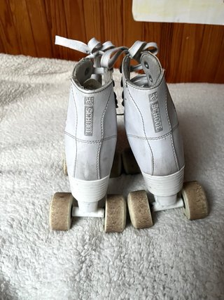 Pattini bianchi a 4 ruote