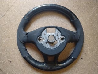 Volante Volkswagen funda Carbono y Alcántara