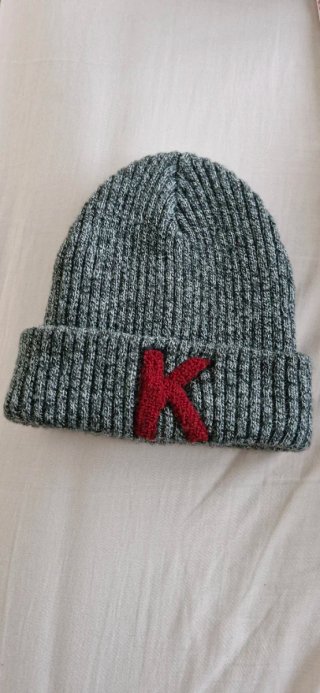 Gorro de lana gris con letra K roja