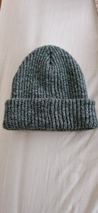 Gorro de lana gris con letra K roja
