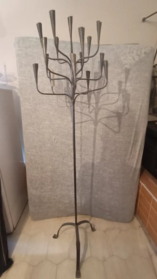 Candelabro de metal plateado y negro