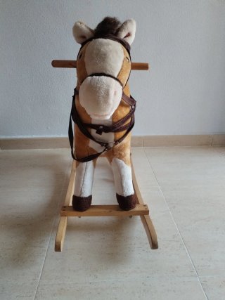 Caballo balancín de madera