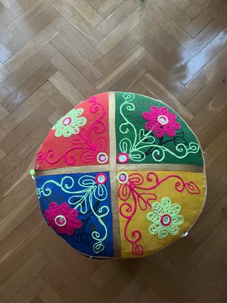 Puff indio bordado multicolor