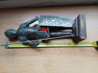 Figura Caballero Metal con Lanza y Escudo