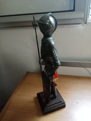 Figura Caballero Metal con Lanza y Escudo
