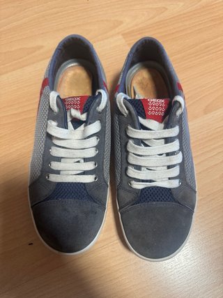 Zapatillas Geox grises y azul marino