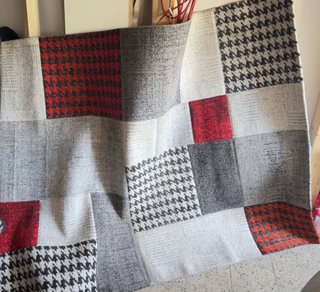 Tappeto moderno tessuto grigio e rosso