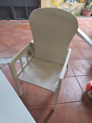 Trona convertible en silla y mesa