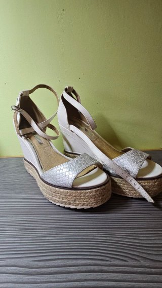 Sandalias cuña plateadas y blancas T.38