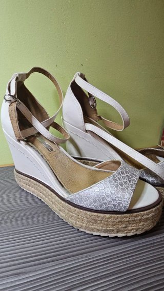 Sandalias cuña plateadas y blancas T.38