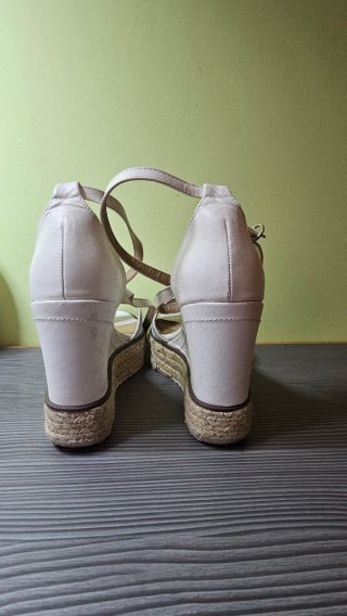 Sandalias cuña plateadas y blancas T.38