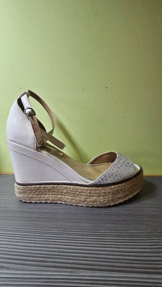 Sandalias cuña plateadas y blancas T.38