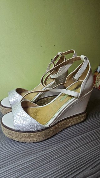 Sandalias cuña plateadas y blancas T.38