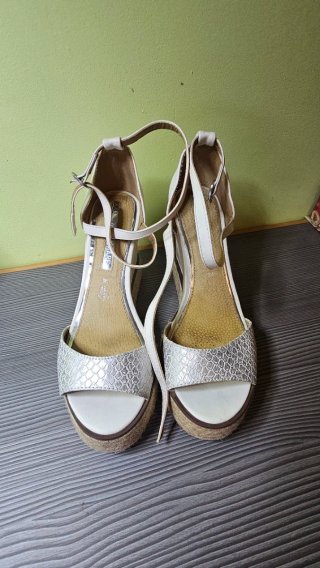 Sandalias cuña plateadas y blancas T.38