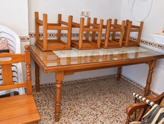 Mesa de madera y 10 sillas