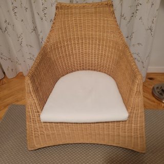 Sillón balancín de mimbre con cojín