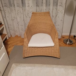 Sillón balancín de mimbre con cojín